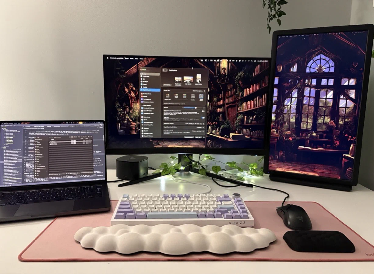 photo showcasing three screens working, using my girlfriend gaming setup